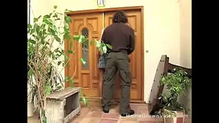 Me brirë bjonde sucks pastaj fucks të dashurin e saj në patio