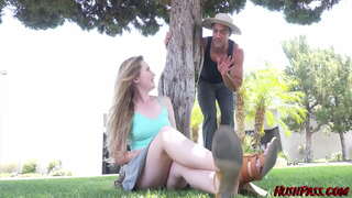 Сэйбл Джонс чакырат Садовника подстричь анын Куст