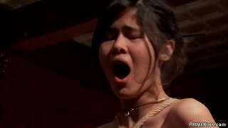 Frumoase toate naturale sclavi Mandy Muza și Kendall sunt legate și caporalul pedepsit atunci futute de pula mare John Puternic la brunch petrecere în Etajul Superior