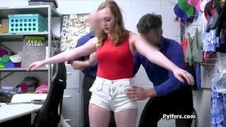 Busty کشور gags میں ، مشکل کاک کے دو گارڈز