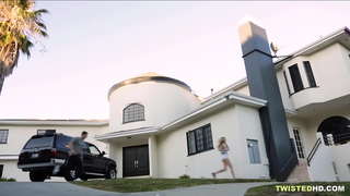 Naai kêrel, terwyl ma loop in? Lekker!