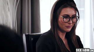 Hot babes Paige Owens og Mia Moor slikke fitte