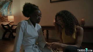 Malgranda titted ebono adoleskantoj lekante kaj fingering ĉiu alia