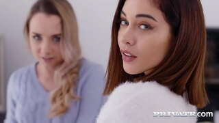 Petite Mona Urdina eta cute ginebra bilaketarako Bellucci zabaldu eder horiek ipurdia masailetan lortzeko ipurdian fucked ondoren deepthroat blowjob bikoitza eta jolasten vibrator batekin! Osoa Korritu &amp;amp; 1000s Gehiago Private.com!