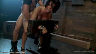 Gwo blond MILF Shay Fox se te fè rale ak fwe nan dan l ' lè sa a, mare ak bent sou ki graj fukèd pa yon gwo kòk chante Ramon Nomar nan kacho a