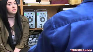 Horny eta aurpegia cute teen pornstar izeneko Amillia Onyx lortzean zigortzeko by fucked segurtasun tipo big dick