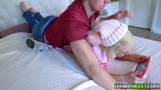 Sexy gamer бяцхан хүүгийн Ава Sinclaire орхидог Түүний тоглоом эхлэх галзуугийн түүний найз хойлог, түүнийг болгодог булэг түүний том дагуурын