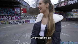 Babe talaga kailangang ang pera ngunit ito ay upang magbigay ng blowjob sa mga pampublikong