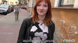 Красотка жасайт ага минет, жана алар бозорбой сексом на диване боюнча-собачьи жана башка позах, алар заставляют миловидную күчү стонать