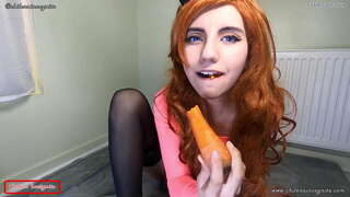 Зајакот ебе нејзиниот морков потоа јаде