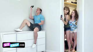 Siswap - Chtivé Nevlastní Sestry Trik Jejich Velký Stepbros A Kurva Na Gauči