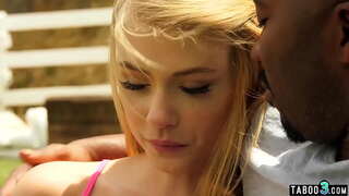 Delgado ente interracial fodido por BBC padrasto no xardín