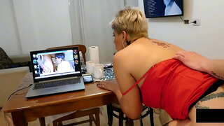 ���ันค้นพบว่าเขาแอบดูฉันขณะที่ฉันและสำเร็จความใคร่ให้กับฉันทำให้เขาเติมเต็มก้นของฉันกับนมจนกระทั่งมัน overflows.....