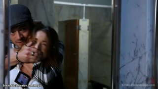 Агент ФРС зур сиськами брюнетка Крисси Линн захвачена преступником Ксандером Корвусом һәм веревочном бондаже ала пизду һәм задницу аны зур әгъзасы