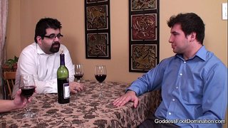 Футфетиш - жена затваря под масата сделка