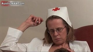 Marumi mature na babae ay makakakuha ng kanyang puki licked