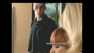 Mẹ và con Trai bước truy cập chiếm ưu thế bước vào Dì của mình