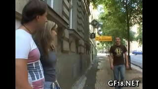 فتى يجلس ويحدق