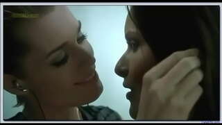 Rebecca Ромайн Rie Rasmussen lesbijskim pocałunku w roli Fatalny kobiety