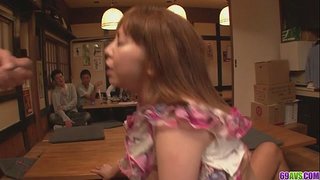 D ' Minami Kitagawa Vierer enn an engem asiatesche cum Gesichtsbehandlung