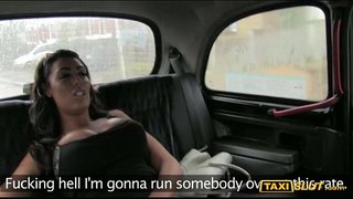 Madh juggs Ava shpuara me shoferin në backseat e tij taksi