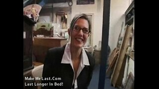 Seksikäs ruskeaverikkö kotiäiti saa nainut hänen työpaikalla