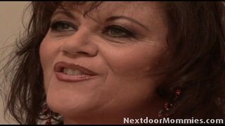 У Де Беллы бар уенчык көне"