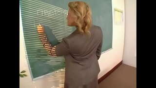 Грудастая Учительница трахает Студентку Би-Би-си