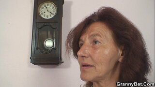 Szycie starej babci i chłopca