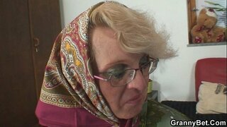 Ona oddaje młodego nieznajomego