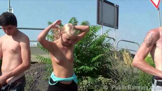 Y. blonde dekle JAVNI seks ulici sredi belega