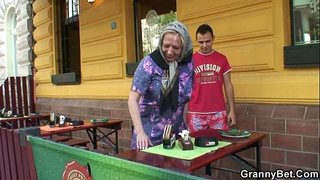 Големи цицки granny fucked тешко