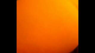 Kurva, zatímco její rodiče jsou v jiné místnosti