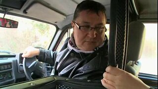 Hadjara menangkap tumpangan dengan seorang lelaki tua