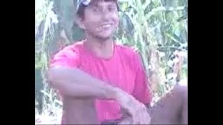 адзін калегі паказвае член падчас перапынку на працы