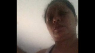 Мастурбирует перед камерой