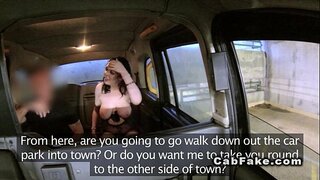 Store patter amatør får ansigtsbehandling i falske taxa