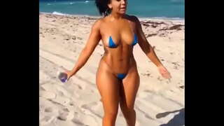 Latina Sexy em mini biquini na praia