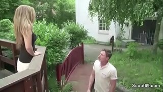 Ndogo ndogo Kijana fucked na mwenye nyumba kwa sababu ya madeni 