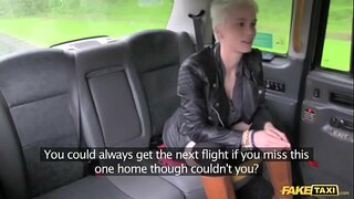 ���ಕಲಿ ಟ್ಯಾಕ್ಸಿ ಬಿಸಿ ಭಾವೋದ್ರಿಕ್ತ ಒರಟಾಗಿ ಹಿಂಭಾಗದ ಸೀಟ್ನಲ್ಲಿ ಸೆಕ್ಸ್