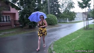 אמא בוגרת ולסבית מתבגרות משחקות זו בזו