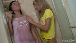 To lesbiske teens har en rigtig orgasme med anal dildo i brusebad