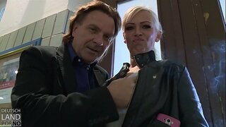 Vivian Schmitt langeb, siis paparazzi ohvritele .....