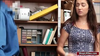 LP policajac lizao i jebao Lily Adams mokra pičkica u doggystyle