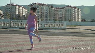 ���ೋಡಿ-ಮೂಲಕ ಒಂಟೆ-ಟೋ ಲೆಗ್ಗಿಂಗ್ ಮತ್ತು ಪಾರದರ್ಶಕ ಟ್ಯಾಂಕ್ ಟಾಪ್