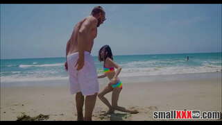 Mozos E Petite Pequena Nena Jasmine Gris Queda Pequeno Bichano Estirado Por Un Gran Galo Cara De Praia