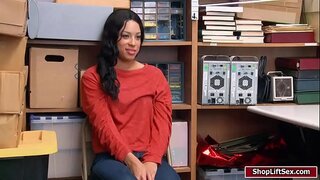 LP rimëkëmbet vjedhur sende dhe pastaj fucks e shoplifter