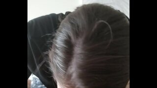 חובבן אשתו מציצה לבלוע.