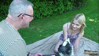 Trẻ, tóc vàng, làm cho ông già trong miệng