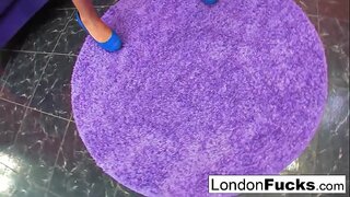 الآسيوية فاتنة الملاعين نفسها